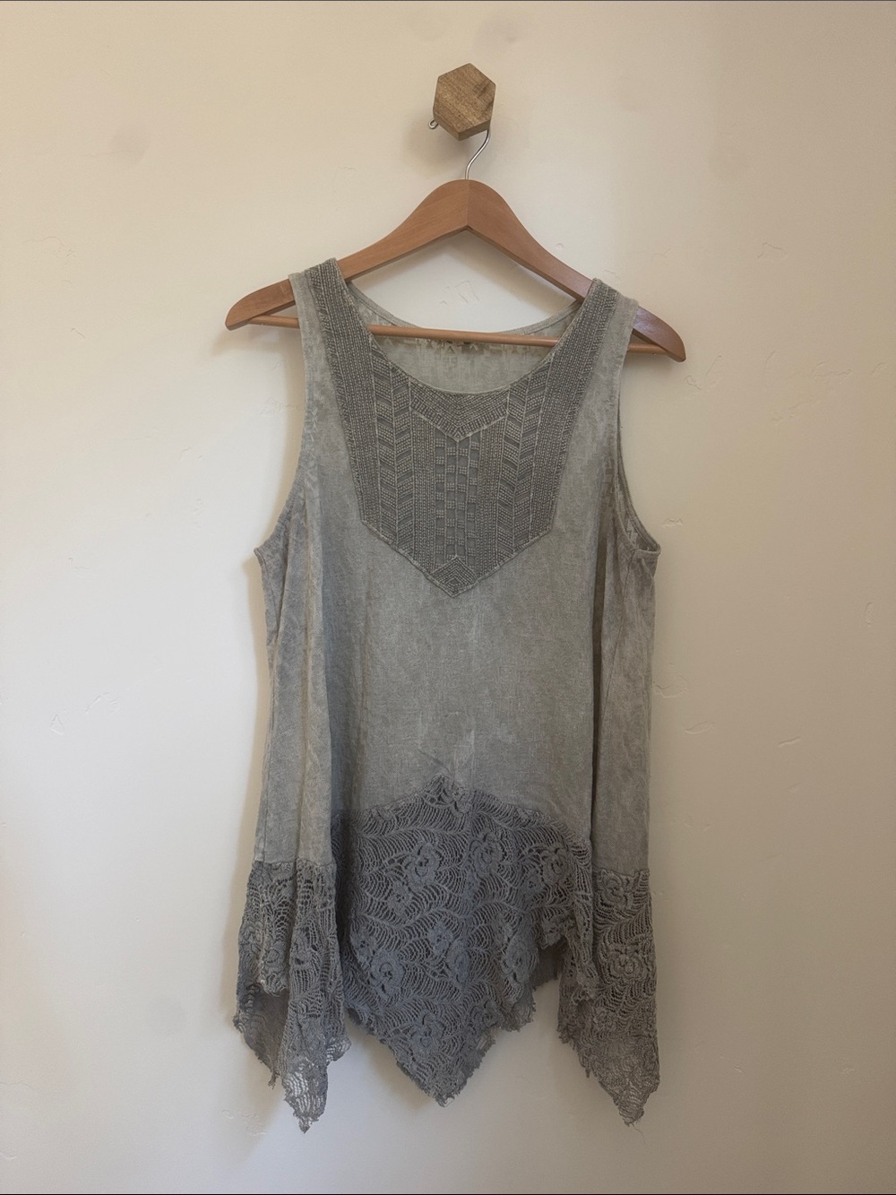 gimmicks by BKE Gray Lace-Hem Tank